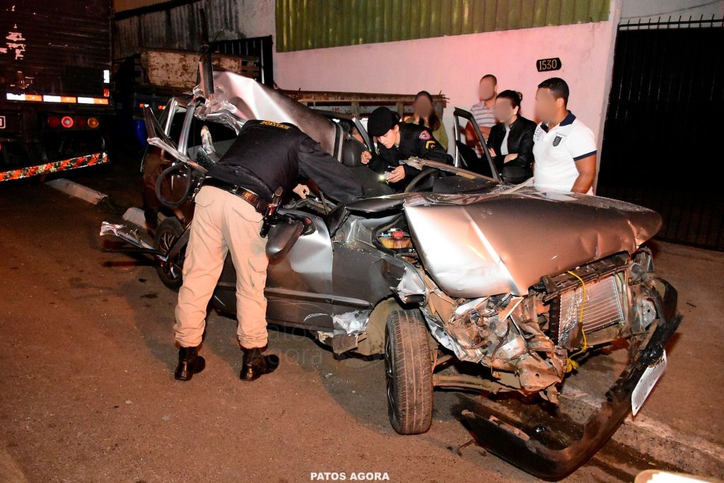 Veículo fica completamente destruído em acidente na Avenida Marabá | Patos Agora - A notícia no seu tempo - https://patosagora.net