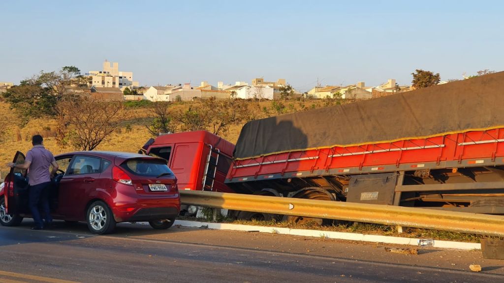 Motorista morre em acidente entre carro e carreta na BR-354 | Patos Agora - A notícia no seu tempo - https://patosagora.net