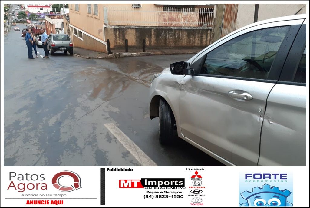 Caminhão colide em carro e tromba poste na Rua Teófilo Otoni  | Patos Agora - A notícia no seu tempo - https://patosagora.net