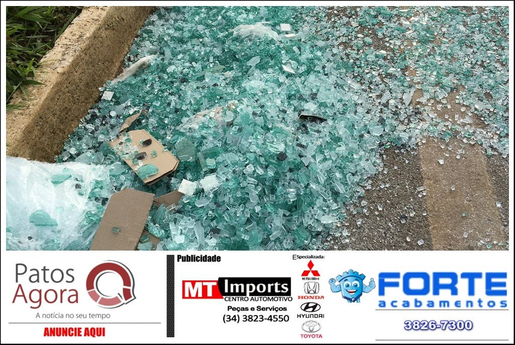 Caminhão que carregava vidro temperado deixa parte da carga cair na BR-365 | Patos Agora - A notícia no seu tempo - https://patosagora.net