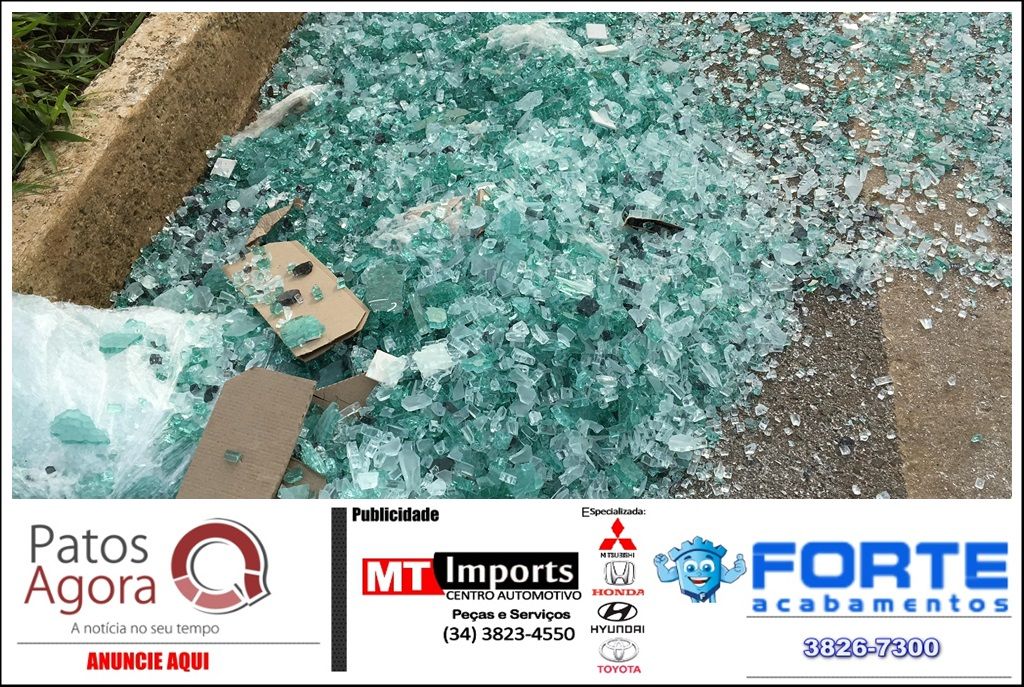 Caminhão que carregava vidro temperado deixa parte da carga cair na BR-365 | Patos Agora - A notícia no seu tempo - https://patosagora.net