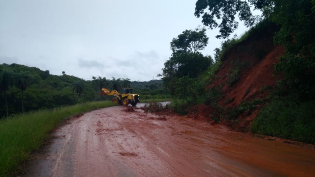 Desmoronamento de terra deixou a rodovia MG-235 interditada  | Patos Agora - A notícia no seu tempo - https://patosagora.net