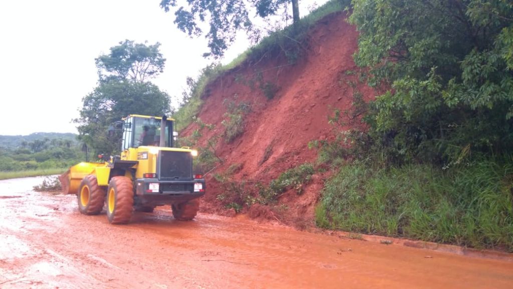 Desmoronamento de terra deixou a rodovia MG-235 interditada  | Patos Agora - A notícia no seu tempo - https://patosagora.net