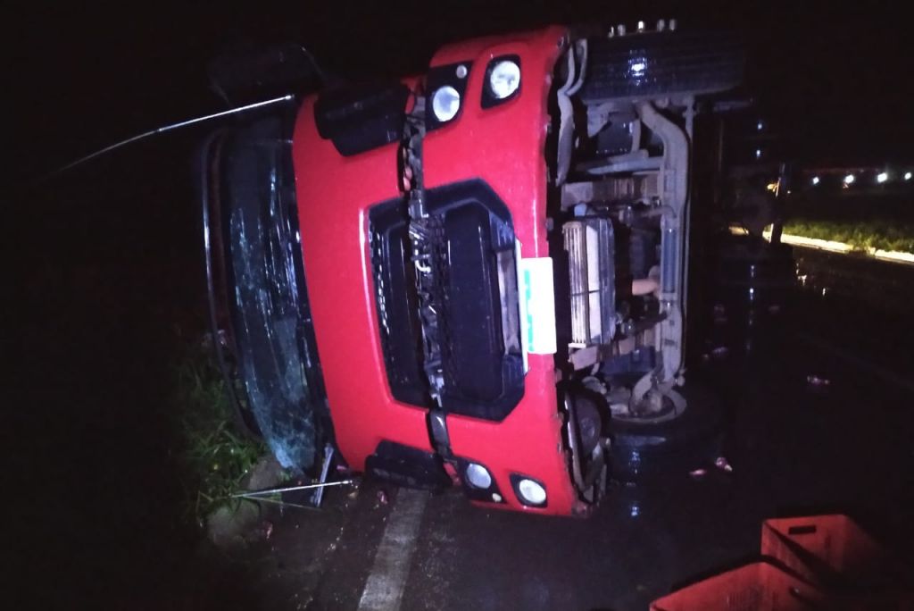 Motorista fica ferido após tombar caminhão na rodovia BR-146, em Serra do Salitre | Patos Agora - A notícia no seu tempo - https://patosagora.net