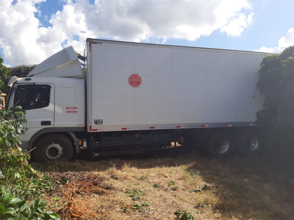 PRF localiza caminhão usado para transportar defensivos agrícolas roubados | Patos Agora - A notícia no seu tempo - https://patosagora.net