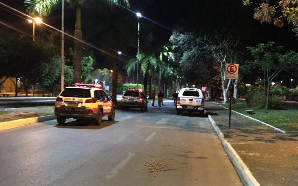 Motociclista fica ferido ao colidir em carro na Avenida Paranaíba | Patos Agora - A notícia no seu tempo - https://patosagora.net