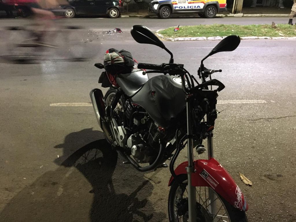 Motociclista fica ferido ao colidir em carro na Avenida Paranaíba | Patos Agora - A notícia no seu tempo - https://patosagora.net