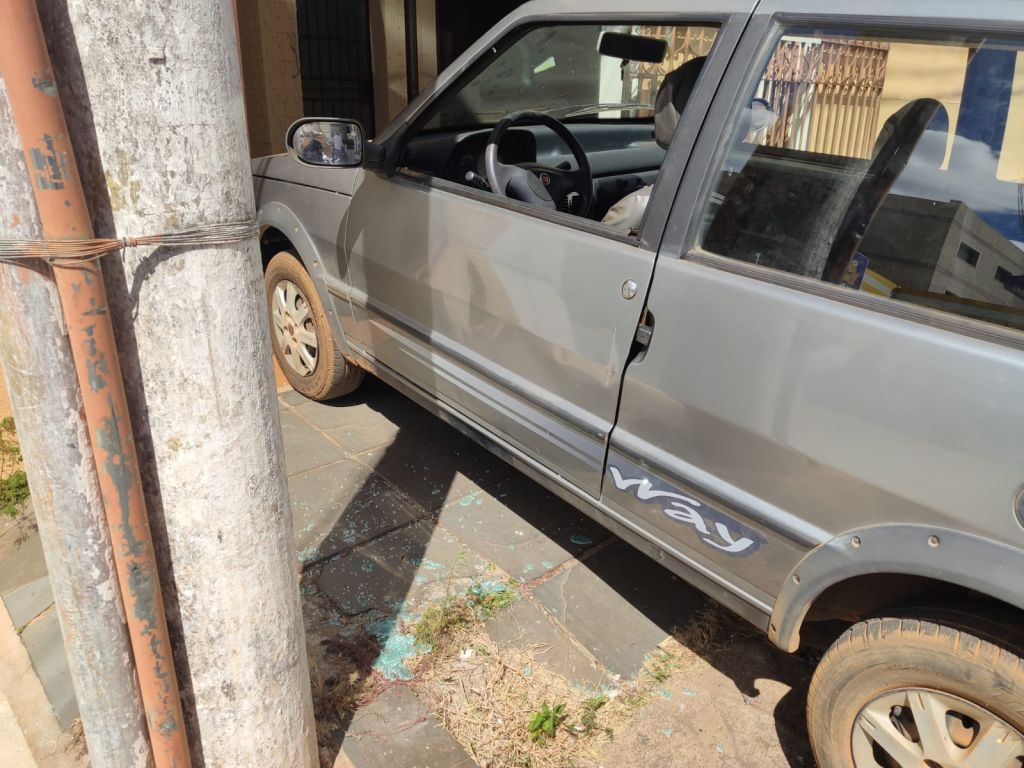 Após acidente, motorista danifica carro, atropela passageira e foge do local | Patos Agora - A notícia no seu tempo - https://patosagora.net
