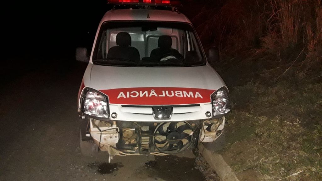 Ambulância da prefeitura de Carmo do Paranaíba é jogada para fora da pista durante ultrapassagem | Patos Agora - A notícia no seu tempo - https://patosagora.net