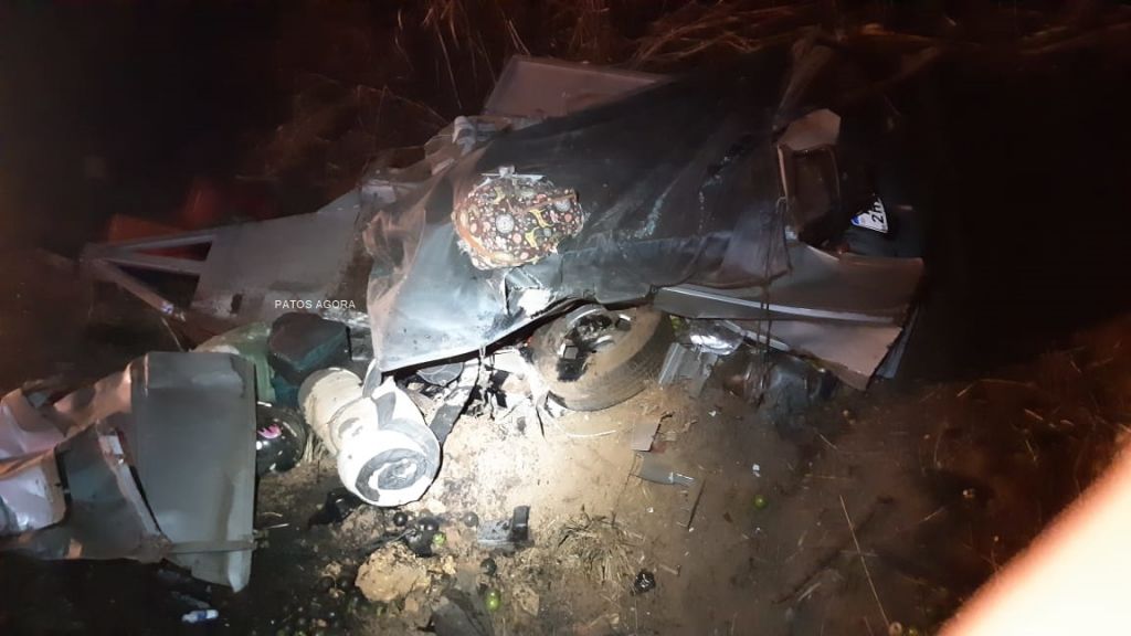 Vídeo: Acidente entre Van caminhão deixa 12 mortos e um ferido na BR-365 em Patos de Minas | Patos Agora - A notícia no seu tempo - https://patosagora.net