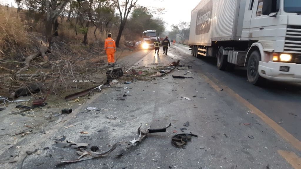 Vídeo: Acidente entre Van caminhão deixa 12 mortos e um ferido na BR-365 em Patos de Minas | Patos Agora - A notícia no seu tempo - https://patosagora.net