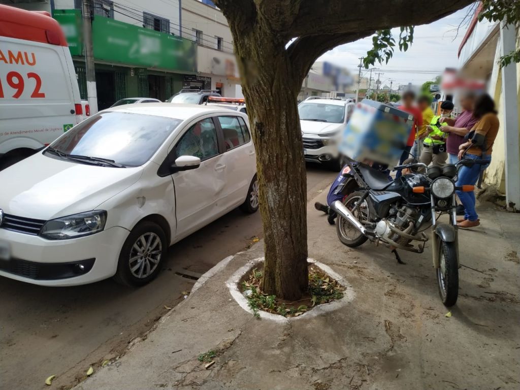 Motorista de carro cruza via para entrar em estacionamento e acaba colidido por motociclista | Patos Agora - A notícia no seu tempo - https://patosagora.net