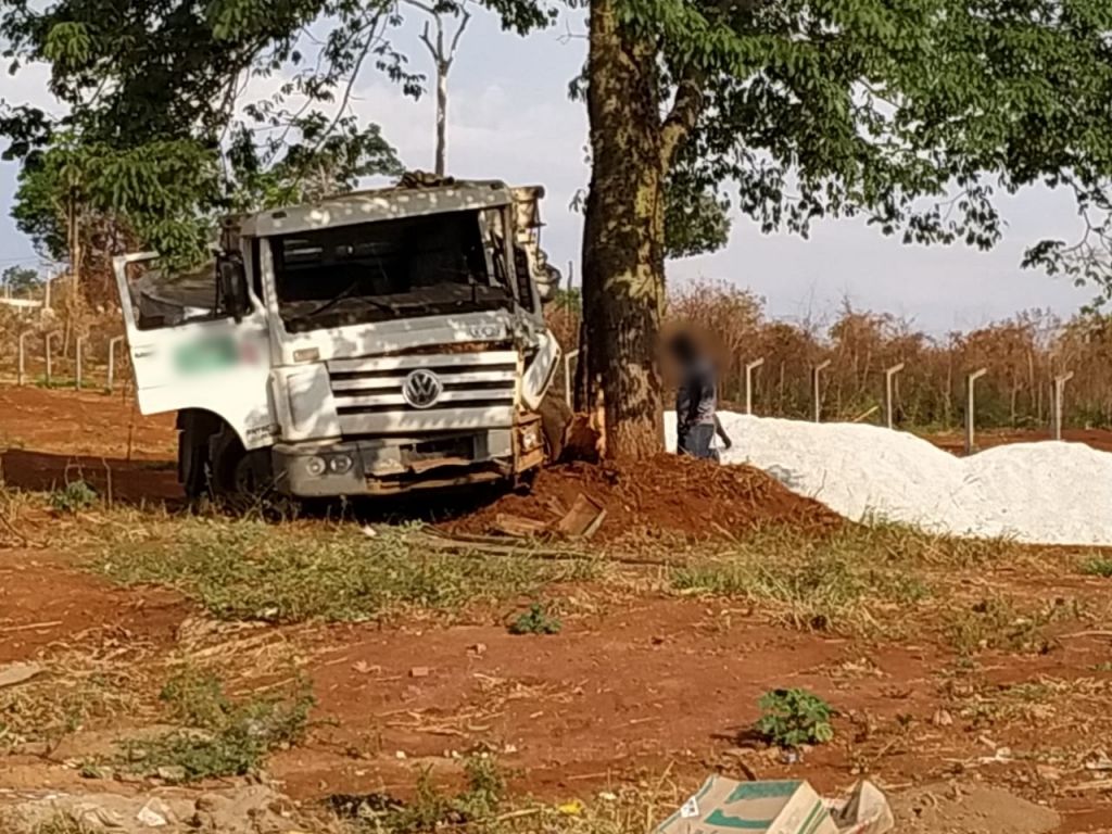 Caminhão desce rua desgovernado e só para ao bater em árvore | Patos Agora - A notícia no seu tempo - https://patosagora.net
