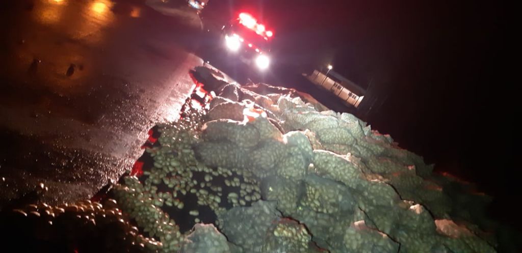 Caminhão carregado com batatas tomba na Curva dos Moreiras na BR 365 | Patos Agora - A notícia no seu tempo - https://patosagora.net