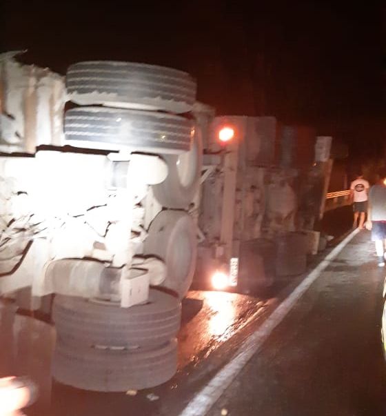Caminhão carregado com batatas tomba na Curva dos Moreiras na BR 365 | Patos Agora - A notícia no seu tempo - https://patosagora.net