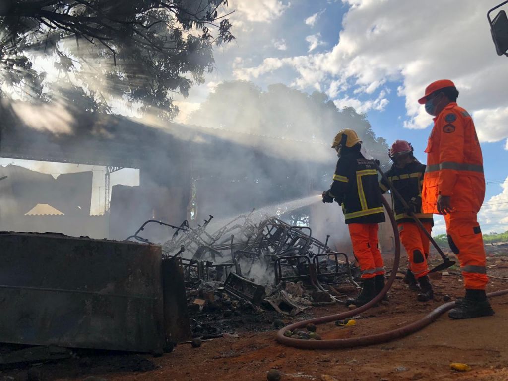 Bombeiros combatem incêndio em oficina de estofado  | Patos Agora - A notícia no seu tempo - https://patosagora.net