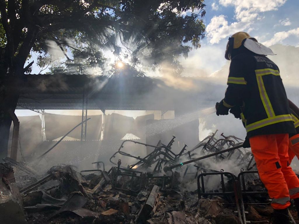 Bombeiros combatem incêndio em oficina de estofado  | Patos Agora - A notícia no seu tempo - https://patosagora.net