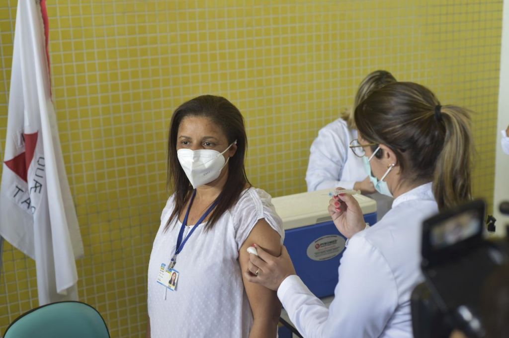 Técnicas de enfermagem mais antigas do município são as primeiras vacinadas | Patos Agora - A notícia no seu tempo - https://patosagora.net