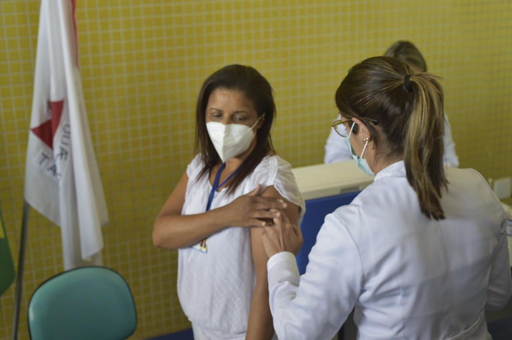 Técnicas de enfermagem mais antigas do município são as primeiras vacinadas | Patos Agora - A notícia no seu tempo - https://patosagora.net