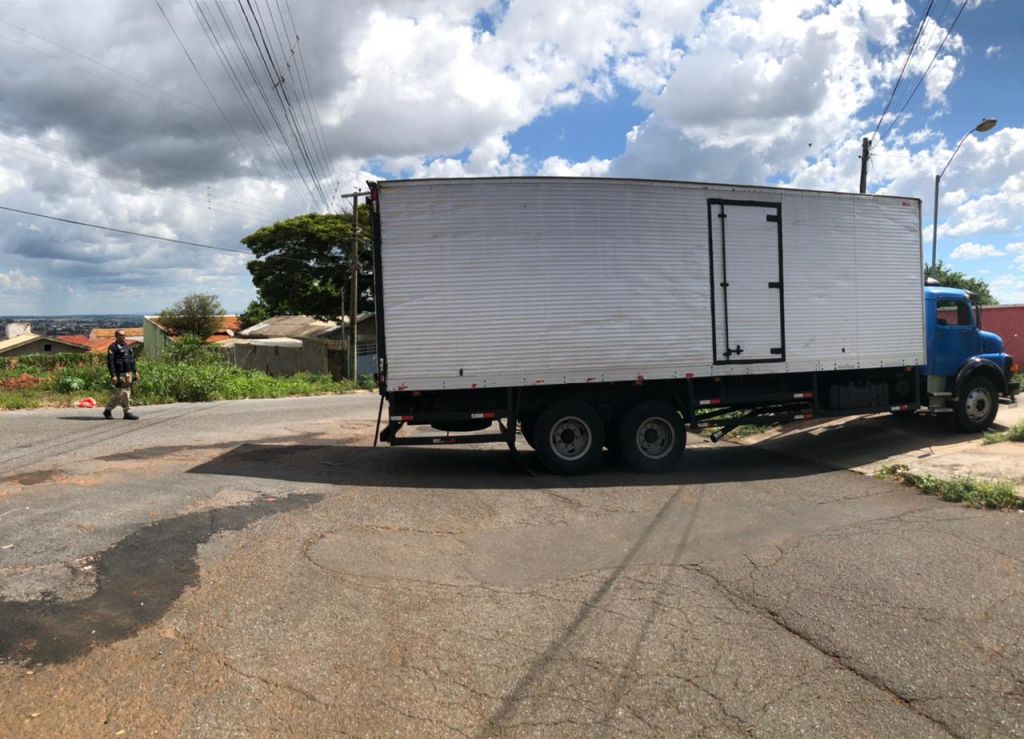 PRF localiza grande quantidade de maconha escondida em caminhão; veja o vídeo | Patos Agora - A notícia no seu tempo - https://patosagora.net