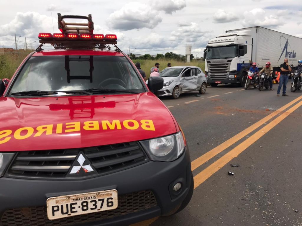 Colisão entre motocicleta e veículo deixa duas pessoas gravemente feridas na BR 365 | Patos Agora - A notícia no seu tempo - https://patosagora.net