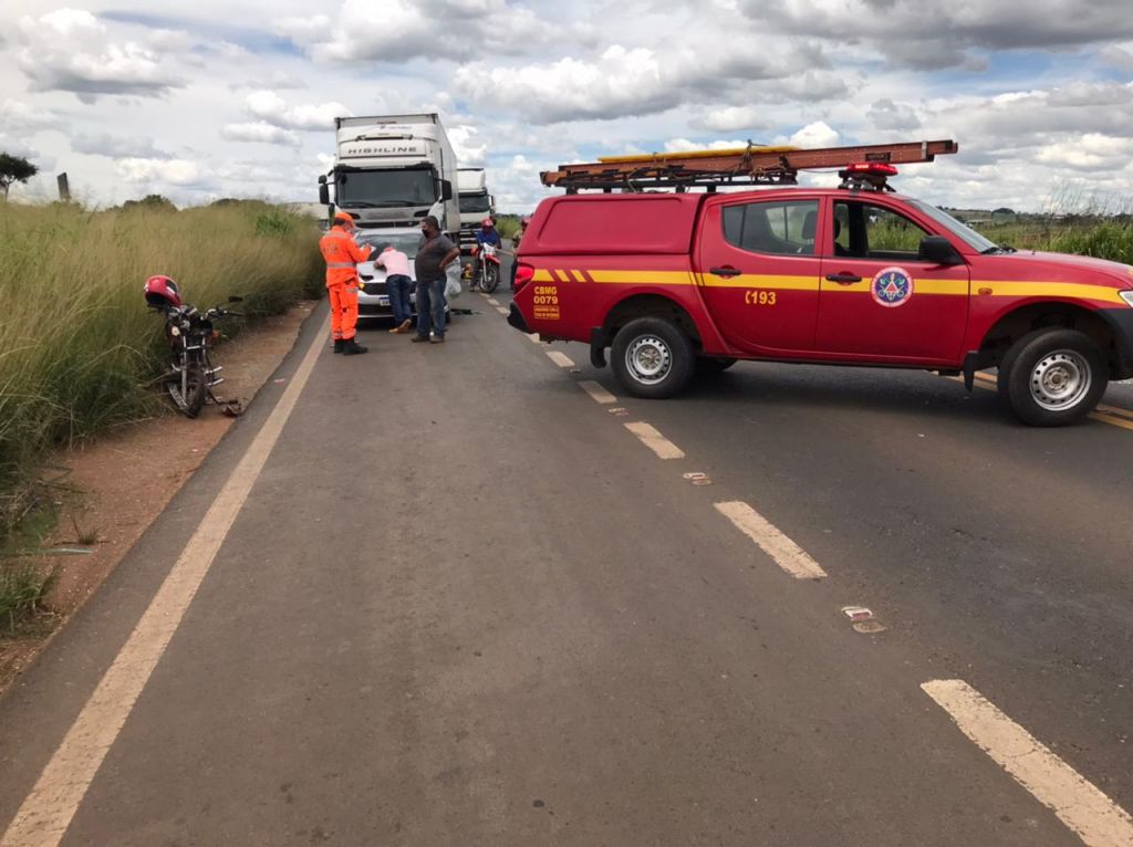 Colisão entre motocicleta e veículo deixa duas pessoas gravemente feridas na BR 365 | Patos Agora - A notícia no seu tempo - https://patosagora.net