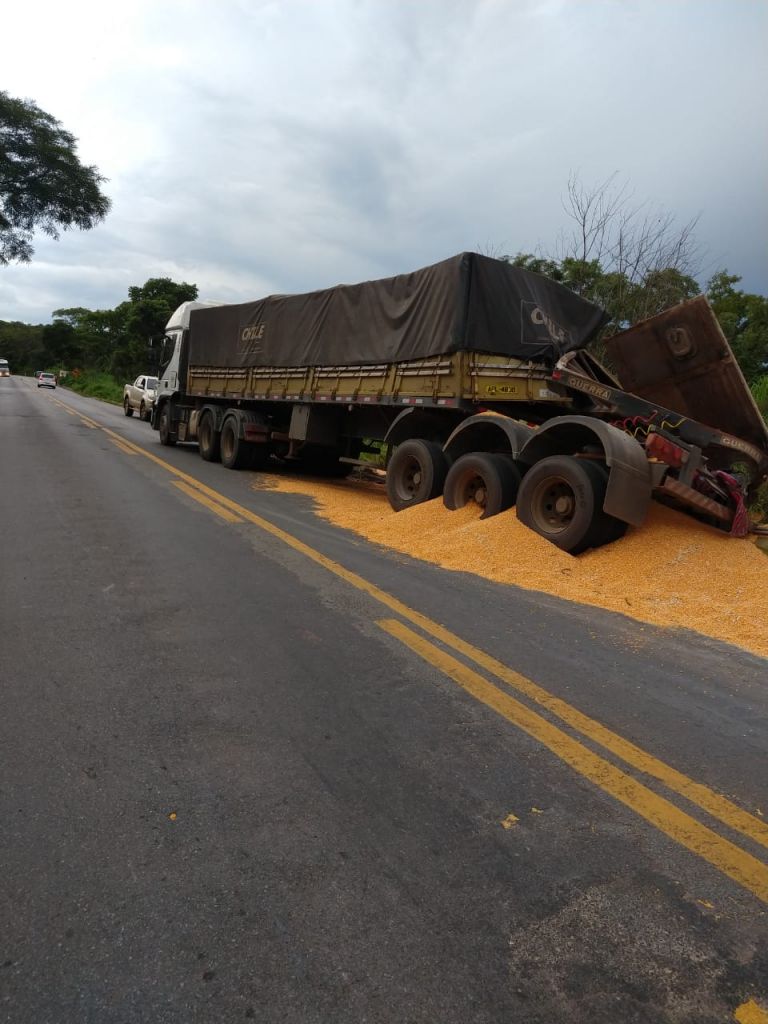 Carreta carregada com milho tomba na rodovia MG 410 | Patos Agora - A notícia no seu tempo - https://patosagora.net