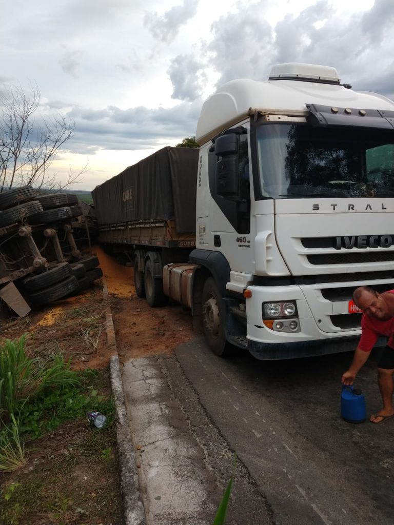 Carreta carregada com milho tomba na rodovia MG 410 | Patos Agora - A notícia no seu tempo - https://patosagora.net