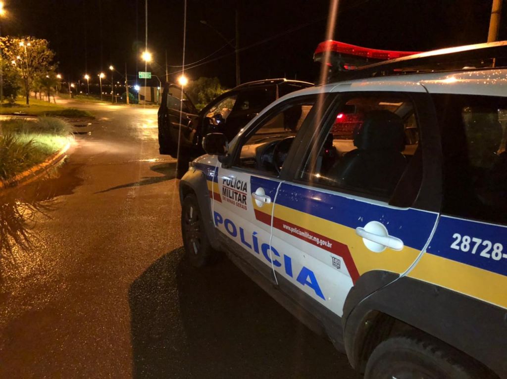 Condutora foge de local de acidente após atingir poste na Avenida Marabá | Patos Agora - A notícia no seu tempo - https://patosagora.net