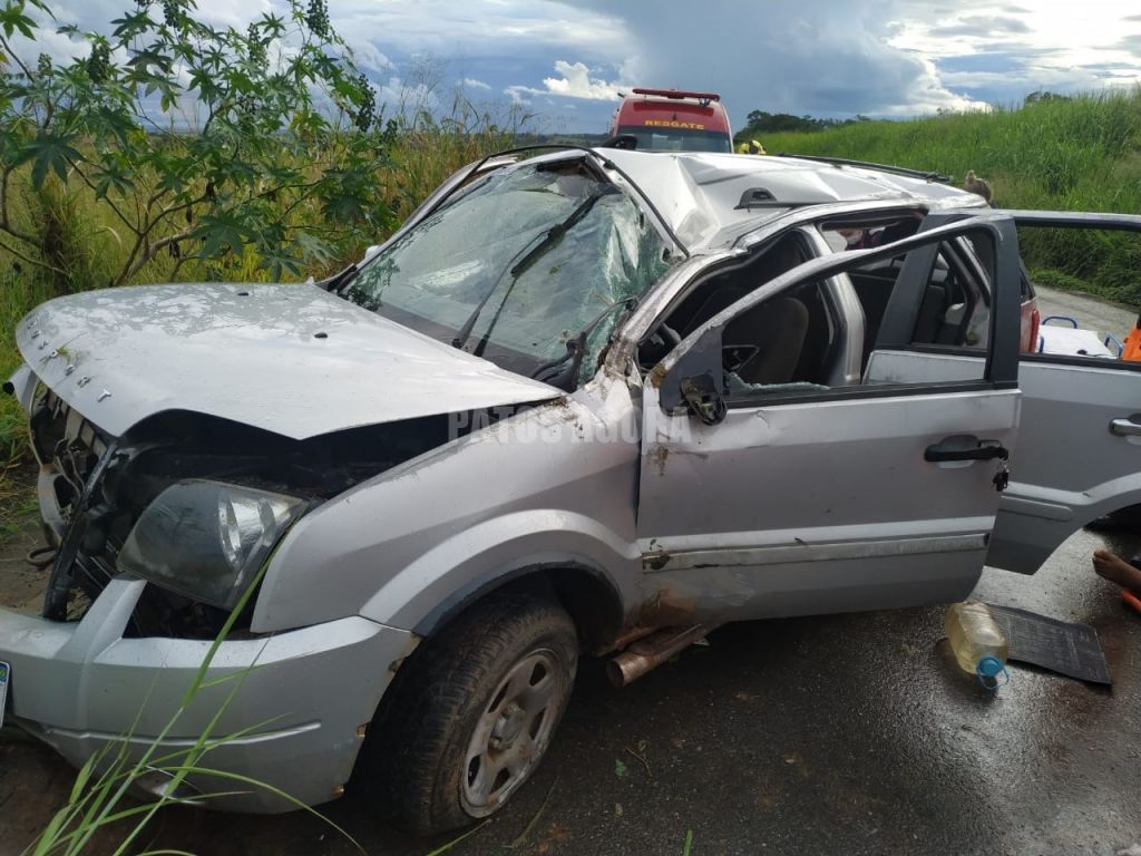 Capotamento deixa vítimas graves na alça da BR-365 próximo do Ceasa de Patos de Minas | Patos Agora - A notícia no seu tempo - https://patosagora.net