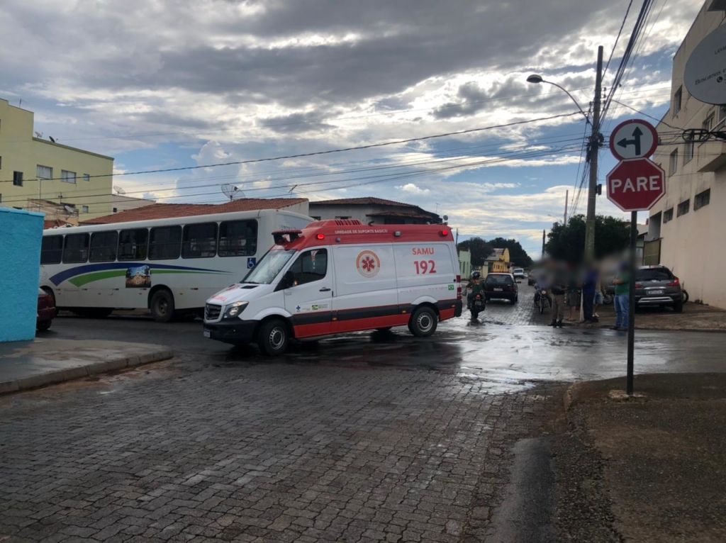 Motoneta é arrastada por ônibus após motociclista avançar parada obrigatória | Patos Agora - A notícia no seu tempo - https://patosagora.net