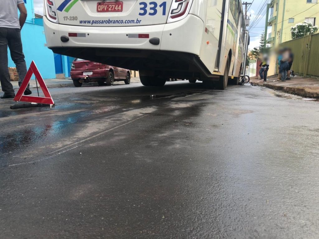 Motoneta é arrastada por ônibus após motociclista avançar parada obrigatória | Patos Agora - A notícia no seu tempo - https://patosagora.net