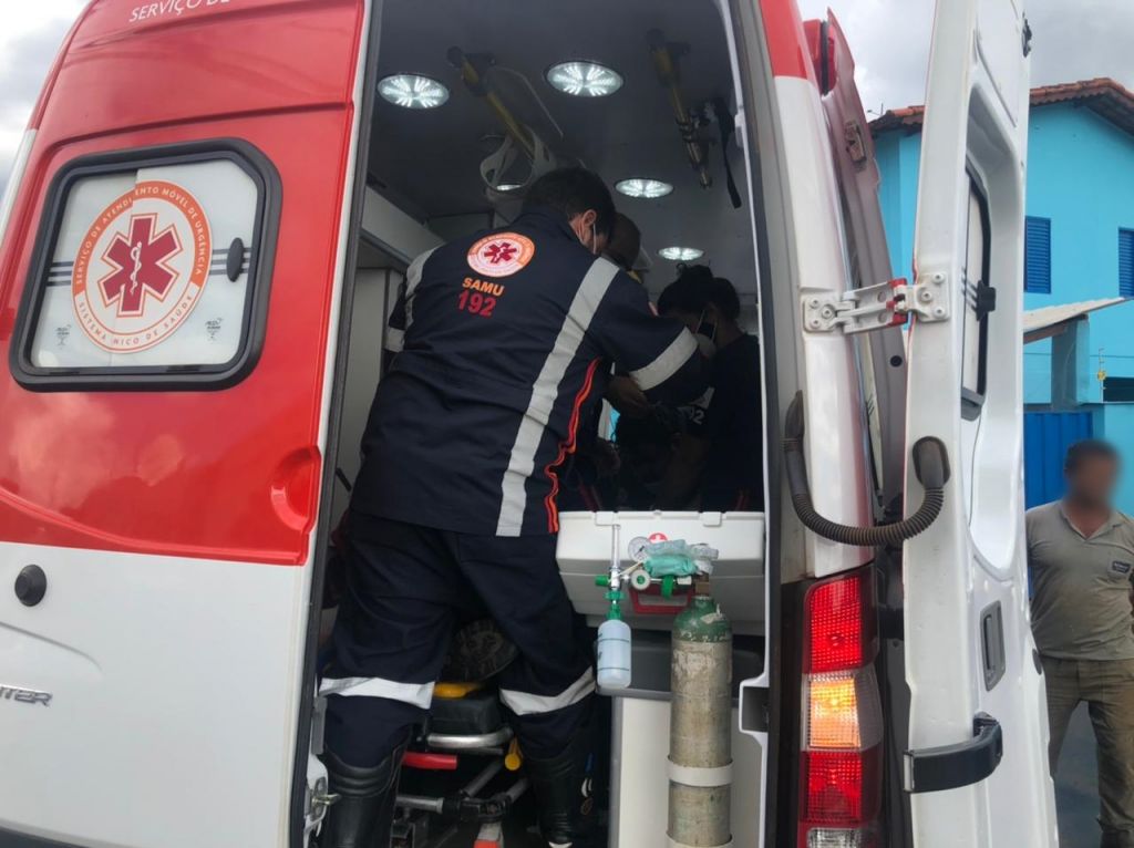 Motoneta é arrastada por ônibus após motociclista avançar parada obrigatória | Patos Agora - A notícia no seu tempo - https://patosagora.net