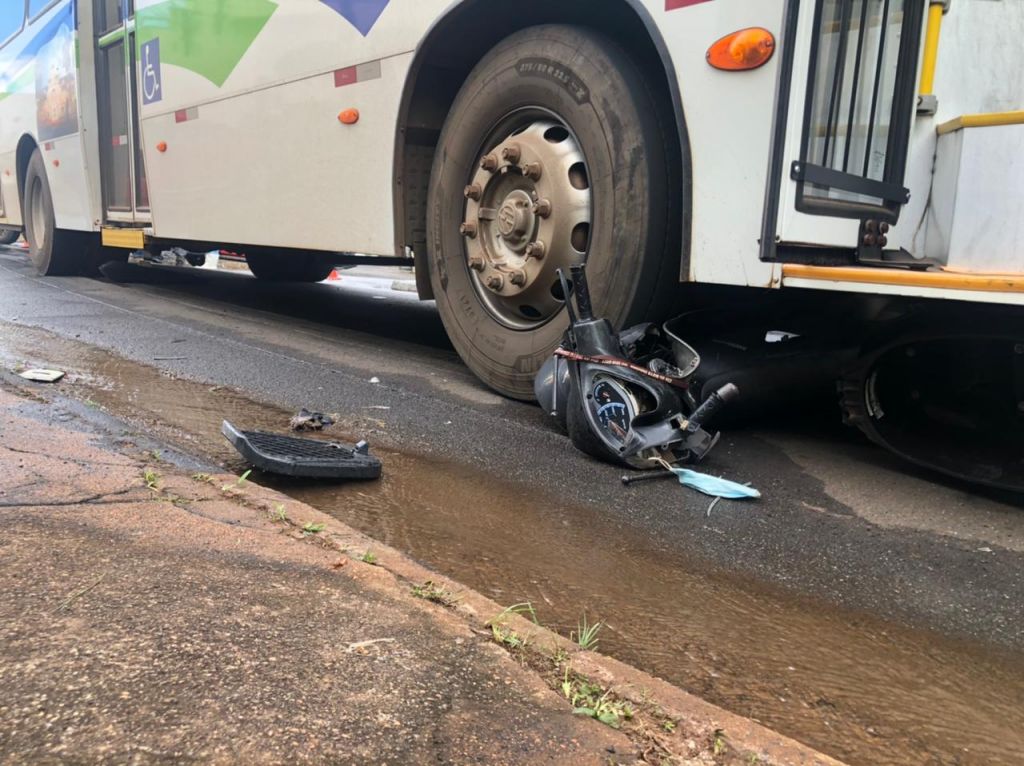 Motoneta é arrastada por ônibus após motociclista avançar parada obrigatória | Patos Agora - A notícia no seu tempo - https://patosagora.net