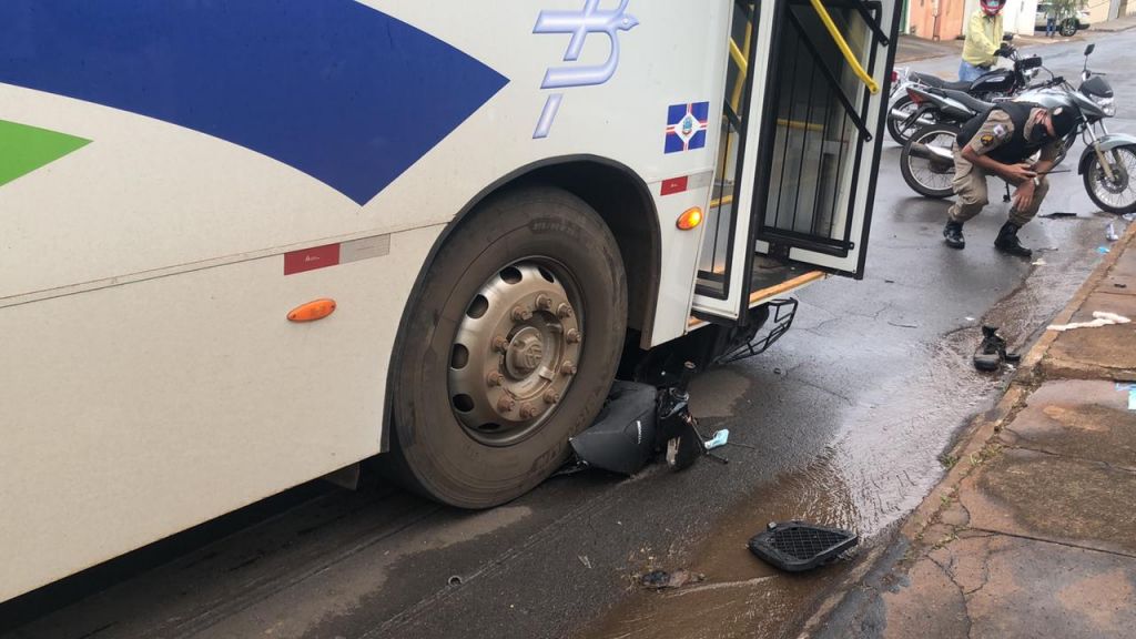 Motoneta é arrastada por ônibus após motociclista avançar parada obrigatória | Patos Agora - A notícia no seu tempo - https://patosagora.net