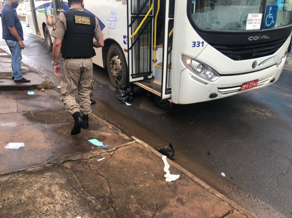 Motoneta é arrastada por ônibus após motociclista avançar parada obrigatória | Patos Agora - A notícia no seu tempo - https://patosagora.net