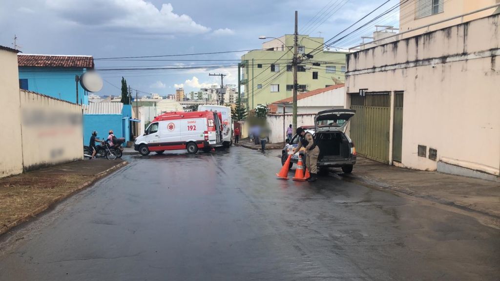 Motoneta é arrastada por ônibus após motociclista avançar parada obrigatória | Patos Agora - A notícia no seu tempo - https://patosagora.net