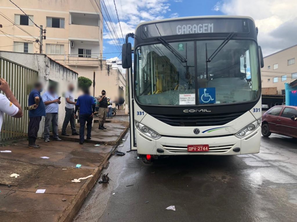 Motoneta é arrastada por ônibus após motociclista avançar parada obrigatória | Patos Agora - A notícia no seu tempo - https://patosagora.net