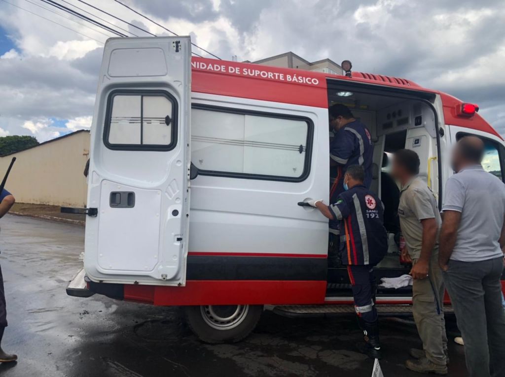 Motoneta é arrastada por ônibus após motociclista avançar parada obrigatória | Patos Agora - A notícia no seu tempo - https://patosagora.net