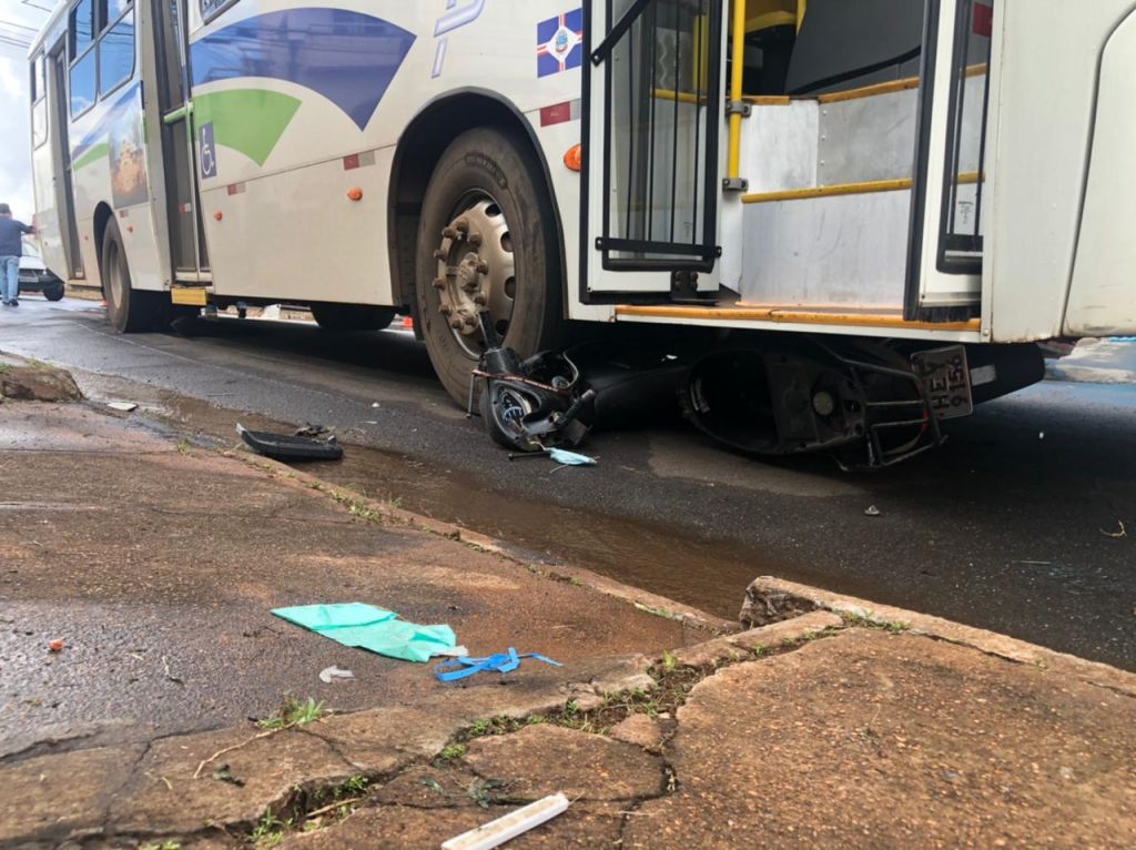 Motoneta é arrastada por ônibus após motociclista avançar parada obrigatória | Patos Agora - A notícia no seu tempo - https://patosagora.net