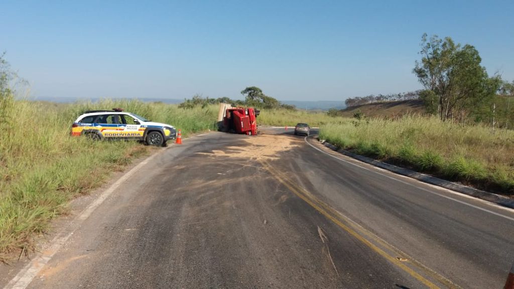 Caminhão carregado com caroço de algodão tomba na rodovia MGC 354 | Patos Agora - A notícia no seu tempo - https://patosagora.net