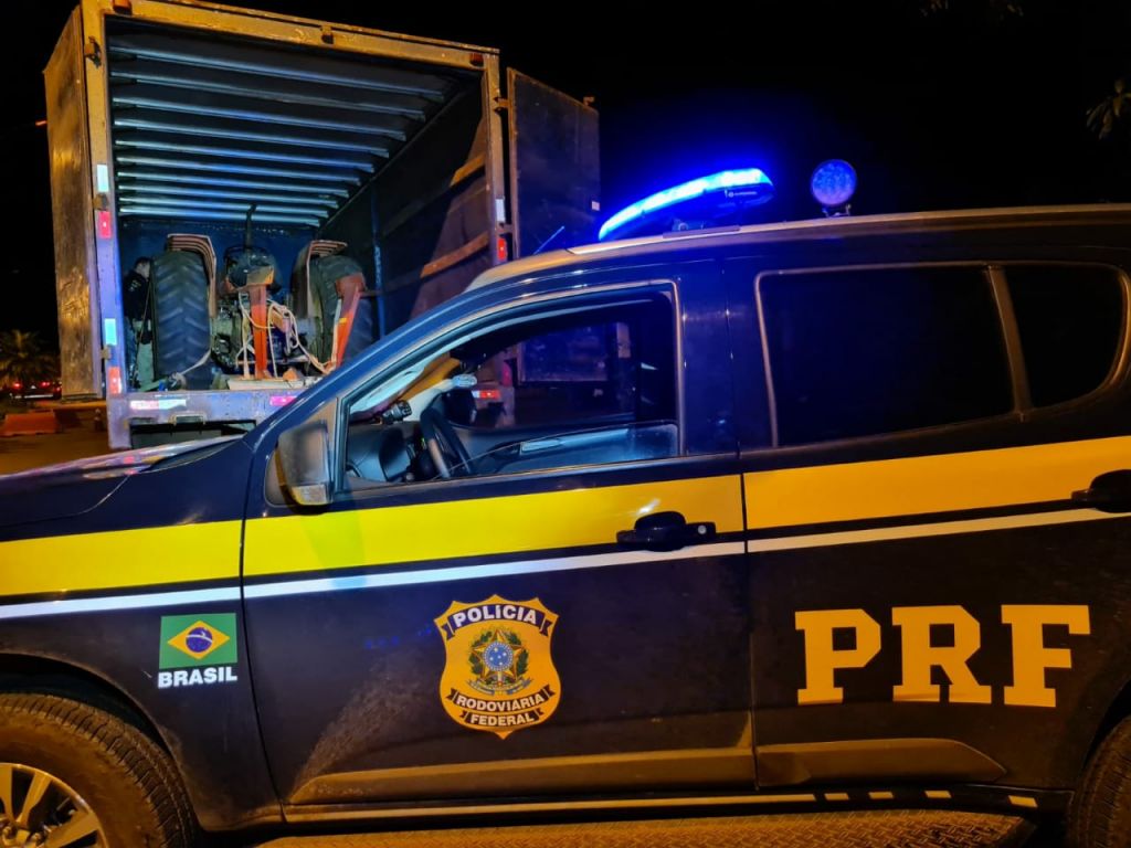 Idoso é preso transportando trator furtado dentro de caminhão baú | Patos Agora - A notícia no seu tempo - https://patosagora.net