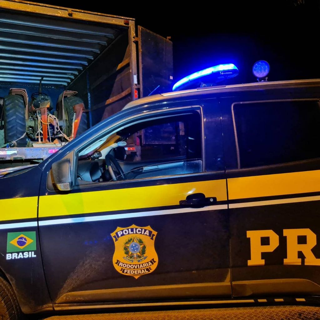 Idoso é preso transportando trator furtado dentro de caminhão baú | Patos Agora - A notícia no seu tempo - https://patosagora.net