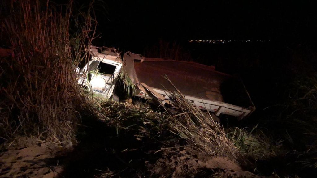 Condutor é socorrido ao HRAD após caminhão  carregado com areia tombar na MGC 354 | Patos Agora - A notícia no seu tempo - https://patosagora.net