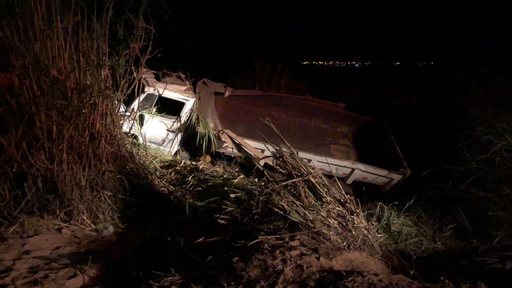 Condutor é socorrido ao HRAD após caminhão  carregado com areia tombar na MGC 354 | Patos Agora - A notícia no seu tempo - https://patosagora.net