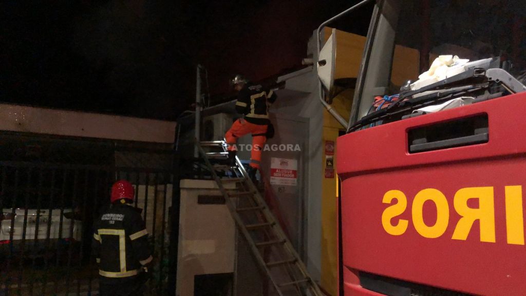 Bombeiros combatem incêndio em empresa no centro de Patos de Minas  | Patos Agora - A notícia no seu tempo - https://patosagora.net