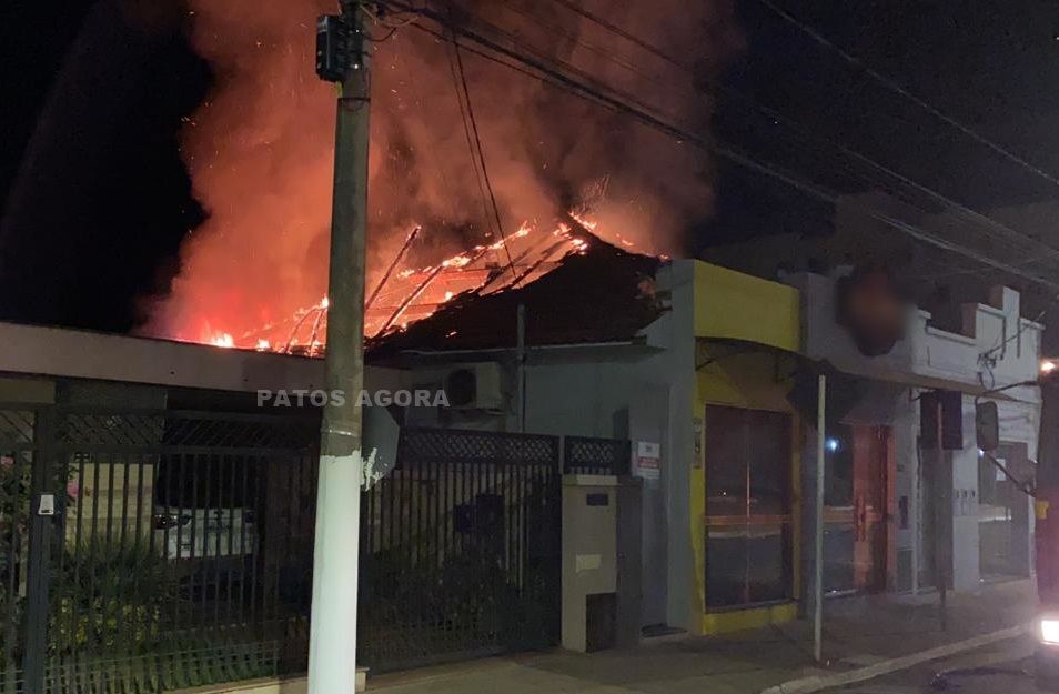 Vídeo mostra a altura das chamas após em hamburgueria no centro | Patos Agora - A notícia no seu tempo - https://patosagora.net