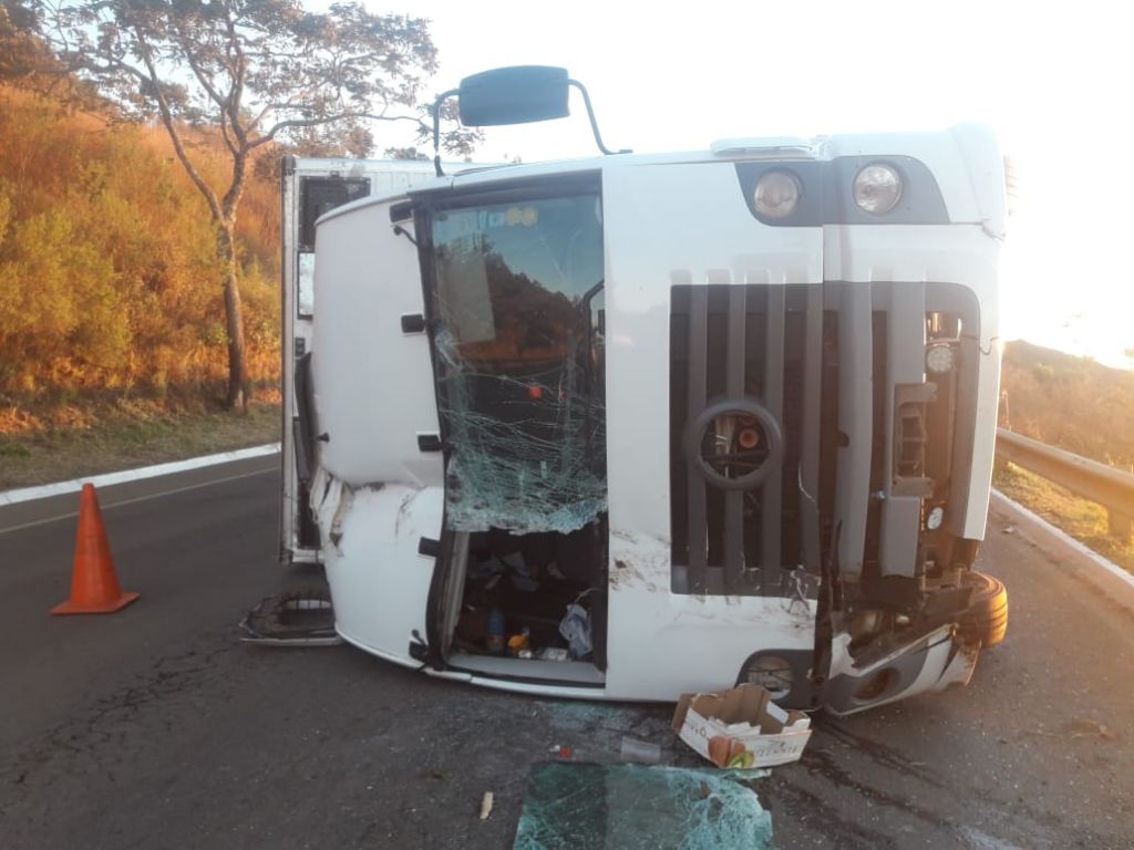 Motorista cochila ao volante e tomba caminhão na BR 354 | Patos Agora - A notícia no seu tempo - https://patosagora.net