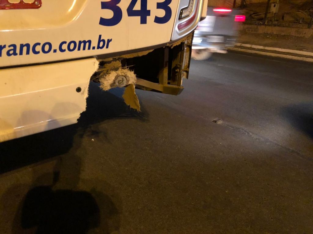 Dois acidentes são registrado no mesmo local na Avenida Juscelino Kubitscheck | Patos Agora - A notícia no seu tempo - https://patosagora.net