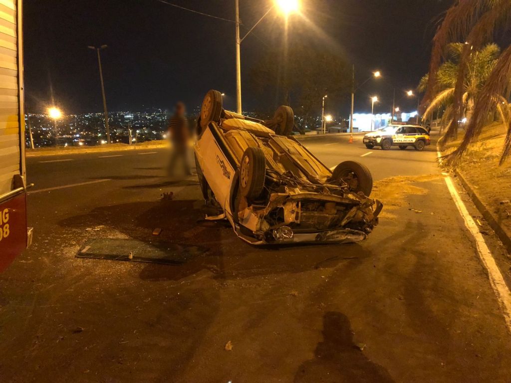 Veículo capota após condutor perder controle direcional e colidir em caminhonete na Av. Marabá | Patos Agora - A notícia no seu tempo - https://patosagora.net